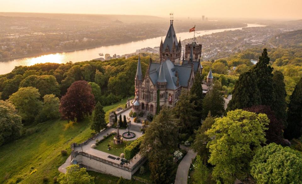 Idyllisch liegt die Schloss Drachenburg, aus der diesmal gesendet wurde, im Siebengebirge.  (Bild: ZDF / Sascha Baumann)