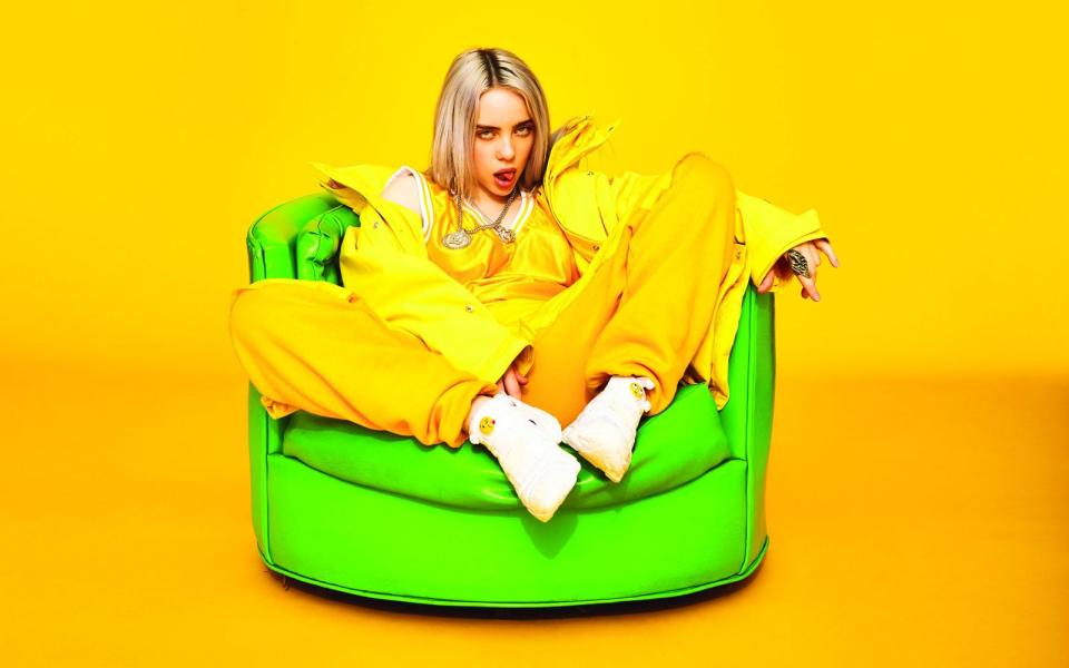 Noch lange nicht volljährig, aber schon auf großer Reise: Mit ihrer EP "Don't Smile At Me" ging Billie Eilish 2017 direkt auf Welttournee, unter anderem gab es Auftritte in den USA, Europa und Ozeanien. Im Bild: Billie Eilish im Jahr 2017, damals noch ohne die charakteristischen schwarz-grünen Haare. (Bild: Universal Music)