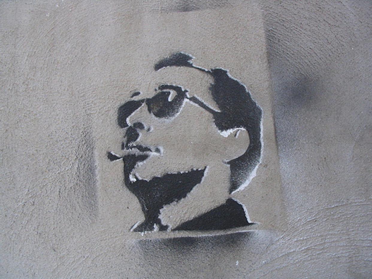 Grafiti de Jean-Luc Godard, en Rue Villeneuve, Montreal. <a href="https://commons.wikimedia.org/wiki/File:Godard_pochoir.jpg" rel="nofollow noopener" target="_blank" data-ylk="slk:James Stencilowsky, via Wikimedia Commons;elm:context_link;itc:0;sec:content-canvas" class="link ">James Stencilowsky, via Wikimedia Commons</a>, <a href="http://creativecommons.org/licenses/by-nd/4.0/" rel="nofollow noopener" target="_blank" data-ylk="slk:CC BY-ND;elm:context_link;itc:0;sec:content-canvas" class="link ">CC BY-ND</a>