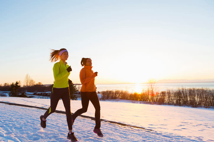 Hacer ejercicio físico durante el invierno podría mejorar tu estado de ánimo. – Foto: Michael DeYoung/Getty Images