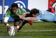 Nick Phipps (R) from the New South Wales Waratahs fails to stop Waisake Haholo from New Zealand's Highlanders scoring a try during their Super Rugby semi-final match at the Sydney Football Stadium, Australia, June 27, 2015. REUTERS/David Gray