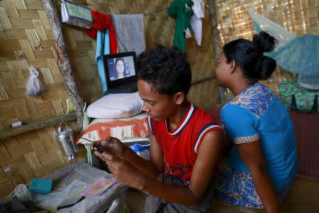 A Muslim family, whose house was destroyed in 2013 during anti-Muslim violence and unrest, is seen at their temporary new home at Thiriminglar quarter in Meiktila, Myanmar May 14, 2015. REUTERS/Soe Zeya Tun