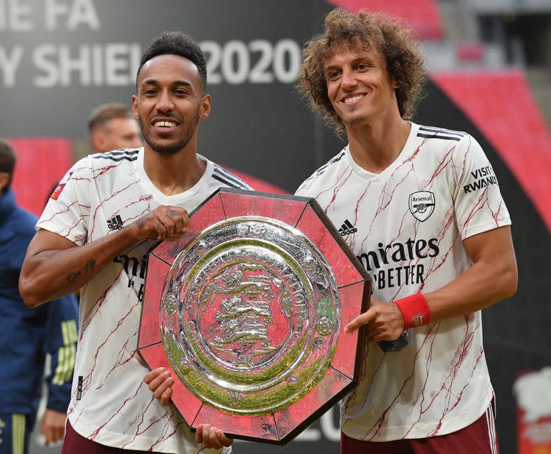 Foto del sábado del delantero de Arsenal Pierre-Emerick Aubameyang y el defensor David Luiz celebrando tras la victoria por penales ante Liverpool por la Community Shield