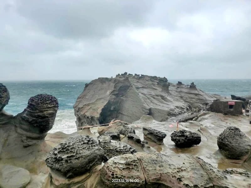 位於東北角海岸的象鼻岩因受海水沖蝕與自然風化，昨突發生崩塌斷裂。（中央社資料照）