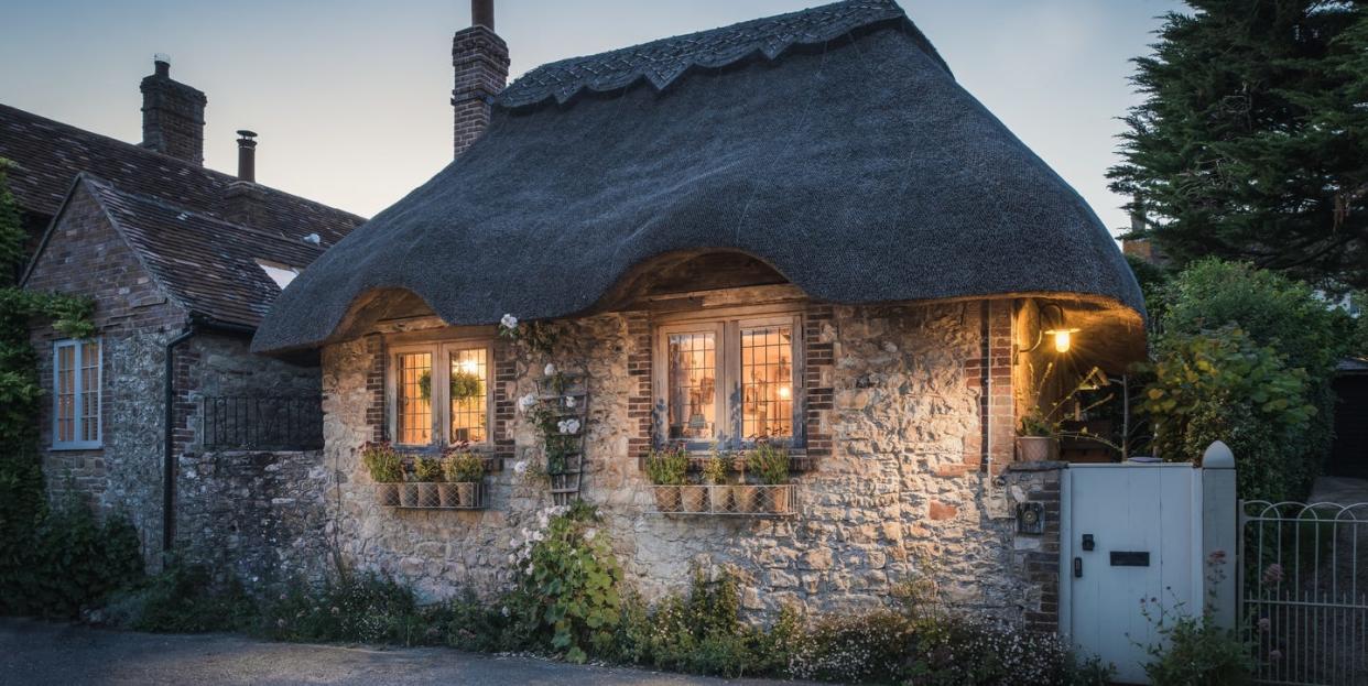 thatched cottage in amberley village