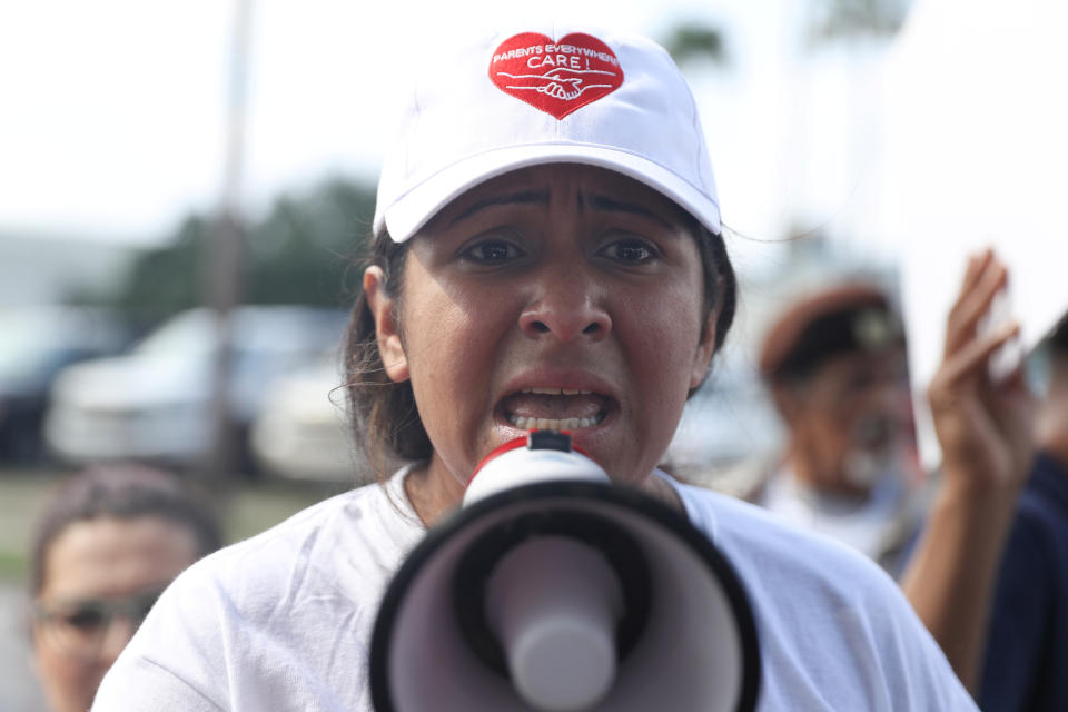 Dalila Reynoso protesta por la detención de niños inmigrantes indocumentados frente a un centro de procesamiento de la Patrulla Fronteriza en McAllen, Texas, el 25 de junio de 2018. (Foto: Loren Elliott/Reuters)