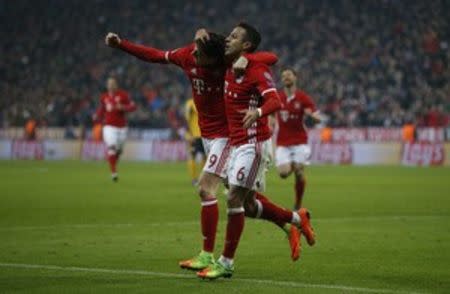 Football Soccer - Bayern Munich v Arsenal - UEFA Champions League Round of 16 First Leg - Allianz Arena, Munich, Germany - 15/2/17 Bayern Munich's Thiago Alcantara celebrates scoring their third goal with Robert Lewandowski Reuters / Michaela Rehle Livepic