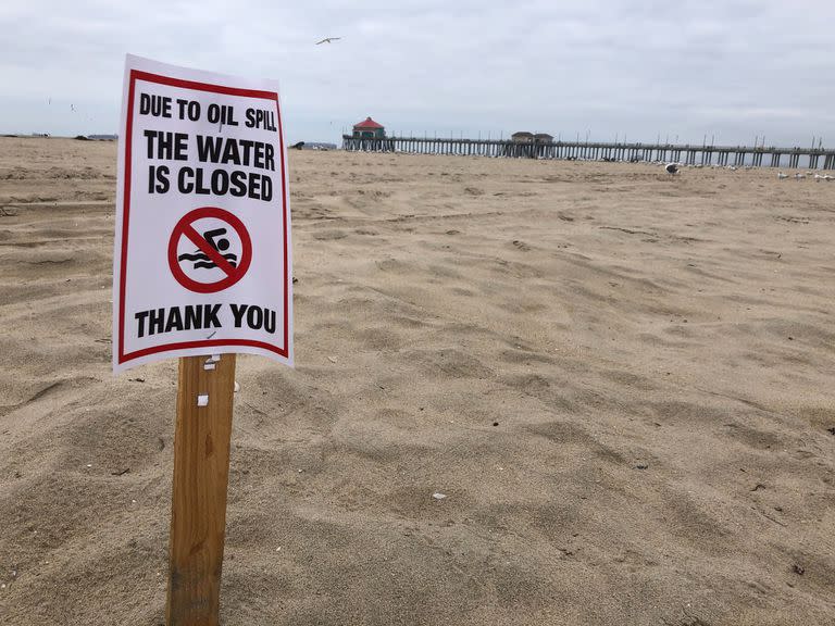 Los carteles advierten que las playas están cerradas a los nadadores y surfistas debido al reciente derrame de petróleo en Huntington Beach, California, el miércoles 6 de octubre de 2021