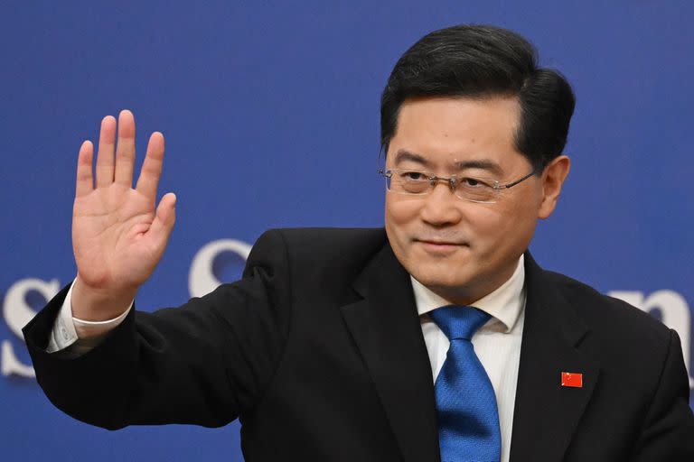 El ministro de Relaciones Exteriores de China, Qin Gang, saluda después de una conferencia de prensa en el Centro de Medios del Congreso Nacional del Pueblo (NPC) en Pekín el 7 de marzo de 2023.