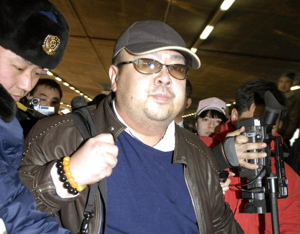 En esta imagen de archivo, tomada el 11 de febrero de 2007, un hombre que se cree es Kim Jong Nam, el hijo mayor del entonces líder de Corea del Norte, Kim Jong Il, rodeado por medios de comunicación a su llegada al aeropuerto de Beijing procedente de Macao. Kim habría sido asesinado en un aeropuerto de Kuala Lumpur el 13 de febrero y antes de morir dijo a los sanitarios que lo atendieron que había sido atacado con un espray químico, según las autoridades malasias. (Kyodo News via AP, archivo)