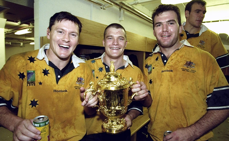 Matt Burke, Ben Tune et Owen Finegan avec le trophée Web Ellis en 1999.