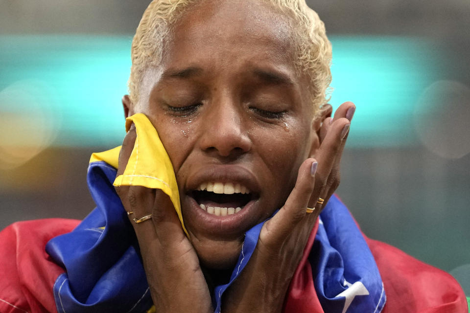 ARCHIVO - Yulimar Rojas, de Venezuela, reacciona después de ganar la final de salto triple durante los Campeonatos Mundiales de Atletismo, en Budapest, Hungría, el 25 de agosto de 2023. Rojas sufrió el desgarro del tendón de Aquiles izquierdo y se perderá los Juegos Olímpicos de París, dijo el viernes 12 de abril de 2024. (AP Foto/Ashley Landis, Archivo)