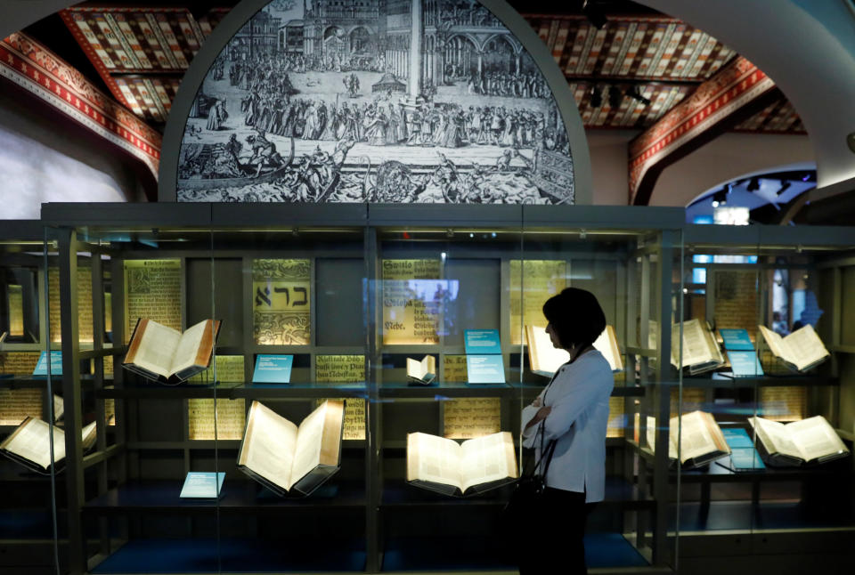 A visitor looks at various Bibles during a preview at the Museum of the Bible on Nov.&nbsp;14. (Photo: Kevin Lamarque/Reuters)