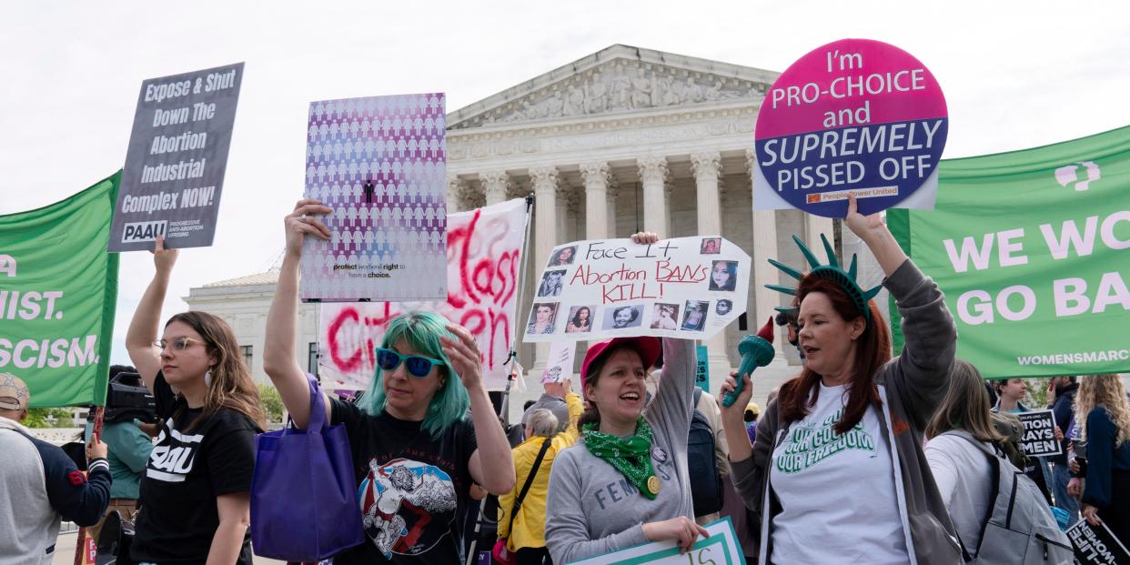 Archiv: Abtreibungsgegner und Abtreibungsrechtler demonstrieren am 24.042.2024 vor dem Obersten Gerichtshof in Washington.<span class="copyright">Jose Luis Magana/AP/dpa</span>