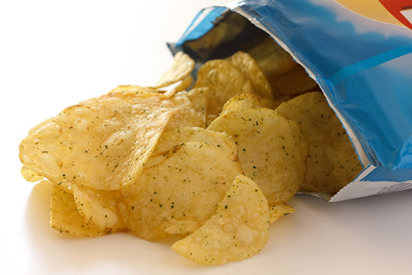 El vacío que hay en tu bolsa de papas fritas tiene una buena razón de ser. Foto: etiennevoss/Getty Images