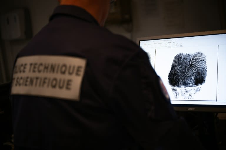 Un policier examine une empreinte digitale au Service Interdépartemental de la Police Judiciaire (SIPJ) à Rouen, le 13 juin 2024 (LOU BENOIST)