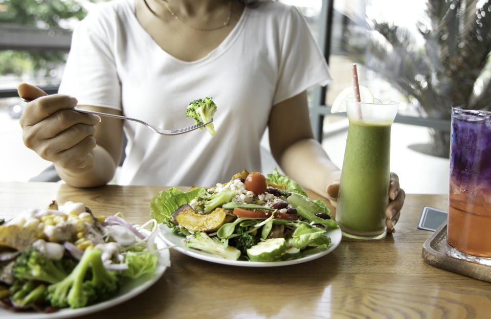 Viel Gemüse, pflanzliche Fette: Low Carb geht auch gesund - besser fährt man der Studie zufolge dennoch mit einer Low-Fat-Ernährung (Symbolbild: Getty Images)