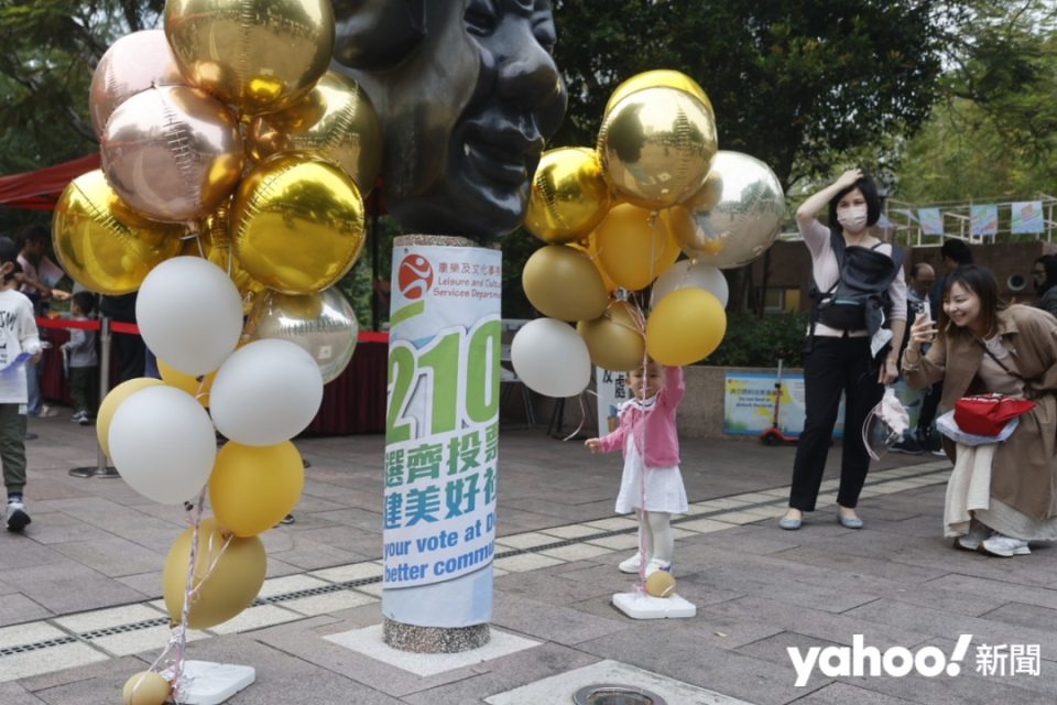 九龍公園場地以金色、銀色氣球布置，吸引小朋友玩樂