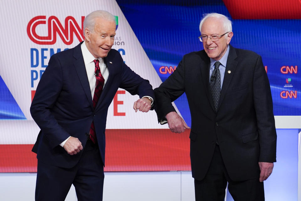 Joe Biden y Bernie Sanders en el debate demócrata el 15 de marzo del 2020 en Washington. Ambos lanzaron una iniciativa conjunta el 13 de mayo del 2020 con el fin de buscar consensos en torno a una serie de temas prioritarios y alentar la unidad del partido con miras a la selecciones de noviembre. (AP Photo/Evan Vucci)