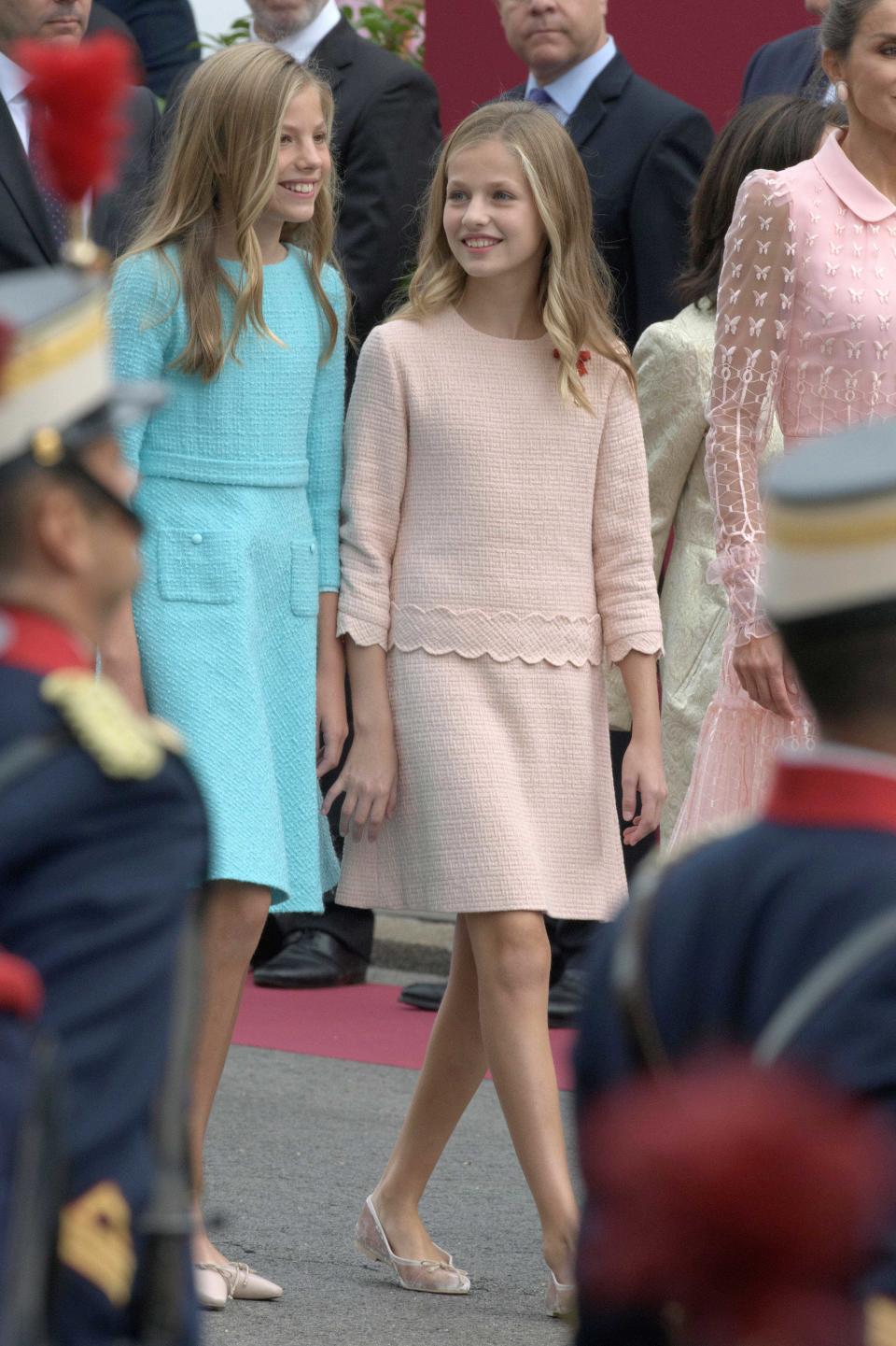 Nuestras protagonistas dejaron de lado los estampados y en 2019 optaron por los colores lisos y el <em>tweed</em>. Leonor fue de rosa y Sofía de azul, y ambas llevaron calzado de Pretty Ballerinas. (Foto: Europa Press Entertainment / Getty Images)