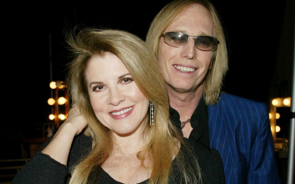 Hatten in den 80er-Jahren mit "Stop Draggin' My Heart Around" einen gemeinsamen Hit: Tom Petty und Fleetwood-Mac-Star Stevie Nicks.  (Bild:  Carlo Allegri/Getty Images)