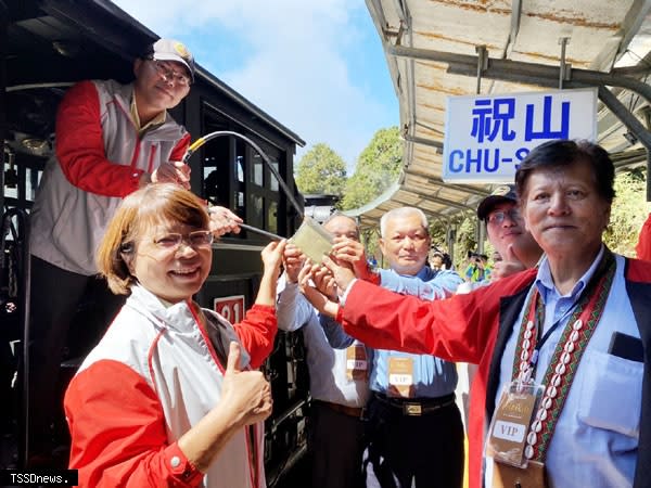 黃處長（左一）及與會貴賓與車長交換通券。（記者蘇旭羚攝）