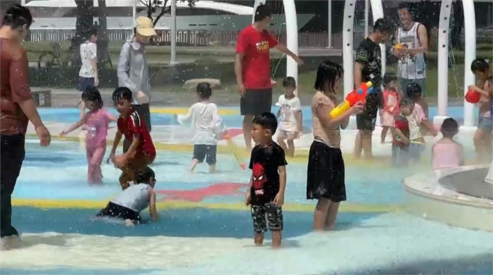 高溫炎熱！玩水消暑透心涼　高雄、台南開設戲水區成夏日好去處