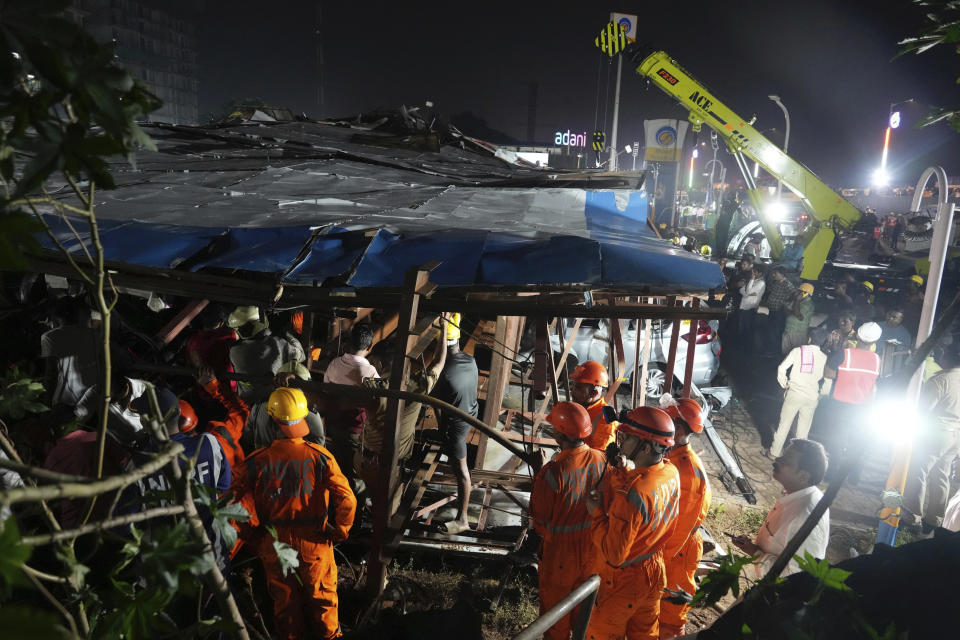 13日，印度孟買的一塊巨型廣告看板在風暴中倒塌，救援人員抵達現場。（圖／美聯社）