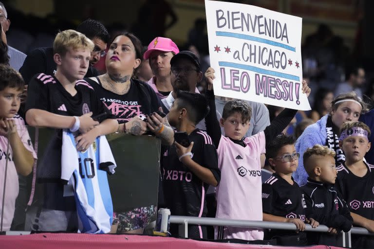 Un grupo de hinchas esperaba por Messi durante el partido entre Chicago Fire e Inter Miami, pero la Pulga no actuó 