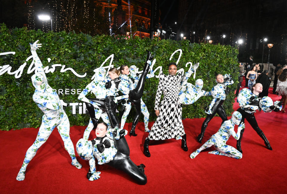 ]Billy Porter et des danseurs assistent aux Fashion Awards 2021 au Royal Albert Hall.