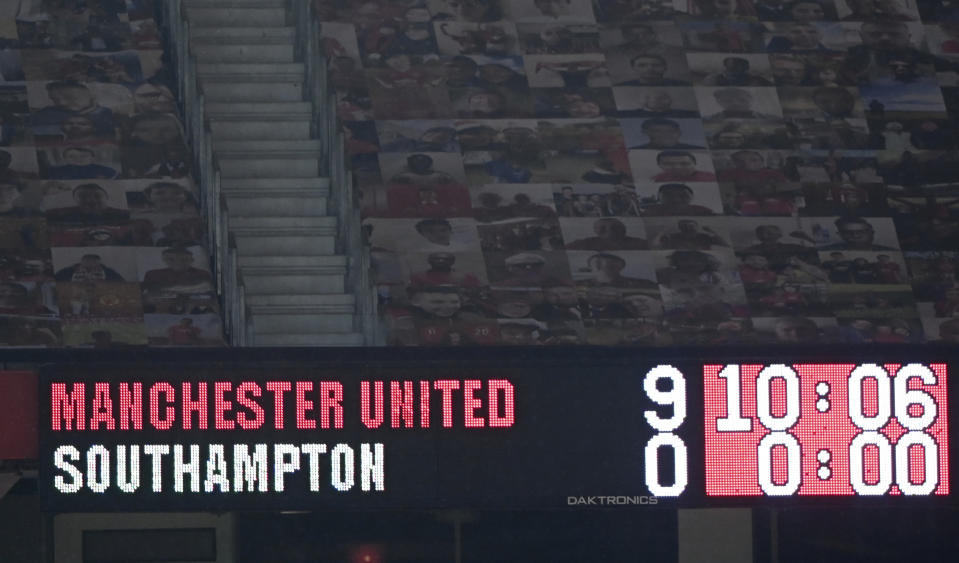 El pizarrón electrónico de Old Trafford muestra el marcador final del partido entre Manchester United y Southampton, el martes 2 de febrero de 2021 (Laurence Griffiths/Pool via AP)