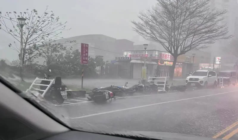 ▲淡水民眾受到這波雷雨鋒面的劇烈影響，許多停在路邊的機車被強風吹倒。（圖／取自戲說淡水社團）