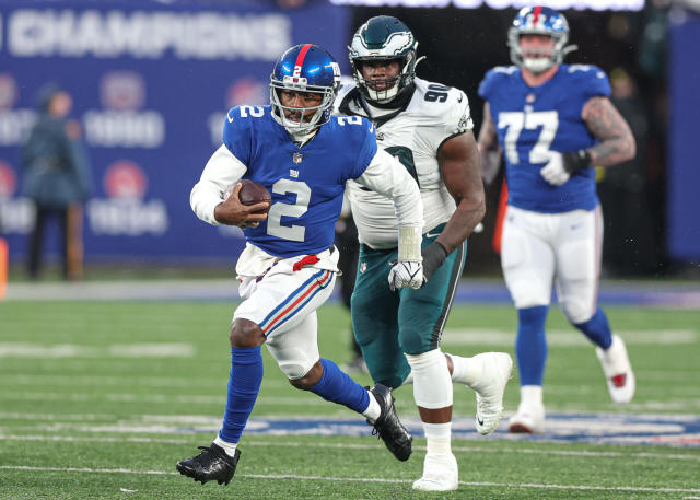 Eagles Pull Away From Giants, Clinching a Playoff Spot - The New York Times