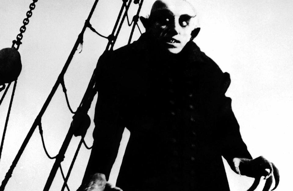 Das nennt man glaubwürdige Darstellung: Hartnäckig hielten sich damals die Gerüchte, dass Max Schreck den Blutsauger in "Nosferatu - Eine Symphonie des Grauens" (1922) nicht nur spielte, sondern dass er tatsächlich einer sei. Fest steht, dass der Darsteller unsterblich geworden ist: als Ur-Vampir der Filmgeschichte. Abseits der Horror-Norm bewegte er sich dabei quasi automatisch - "Nosferatu" gilt als einer der allerersten Gruselfilme. (Bild: Universum Film)