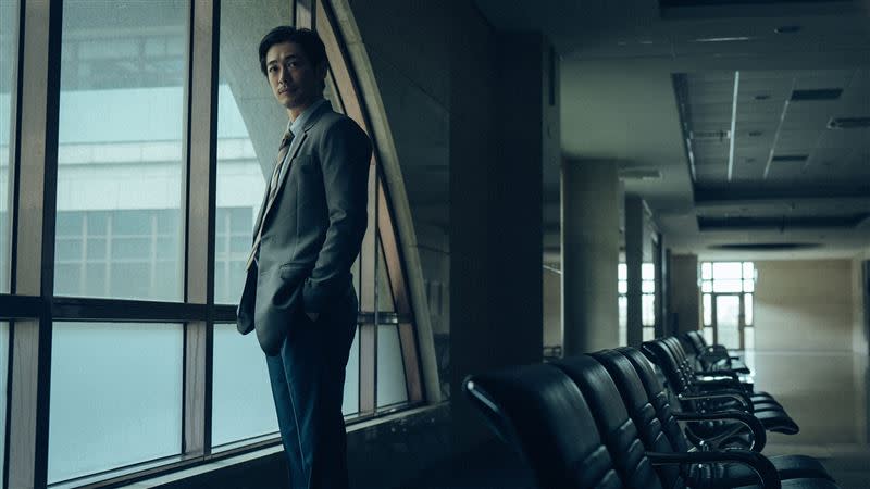 日本演員藤岡靛睽違多年再加入台灣劇組，跨語言挑戰飾演檢察官。（圖／Netflix提供）