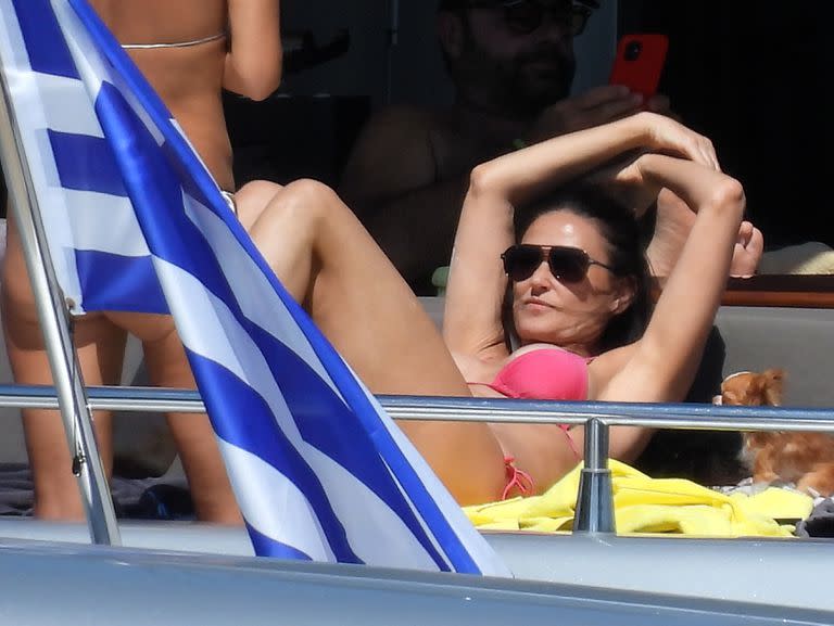 Demi Moore luce uno de los trajes de baño de su colección de lujo en sus soñadas vacaciones griegas