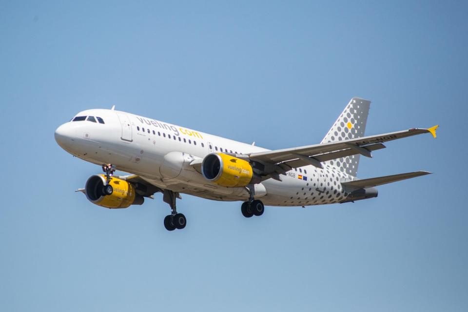 Ein Flugzeug der Vueling Airlines landet auf dem Flughafen El Prat