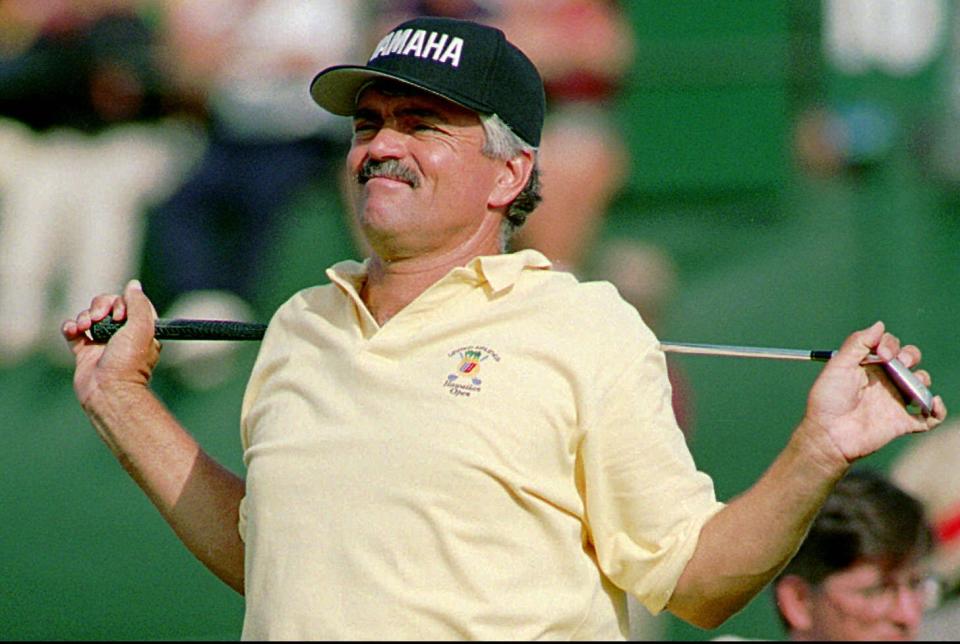 Scott Simpson stretches before teeing off on the 17th hole at the 1995 US Open.