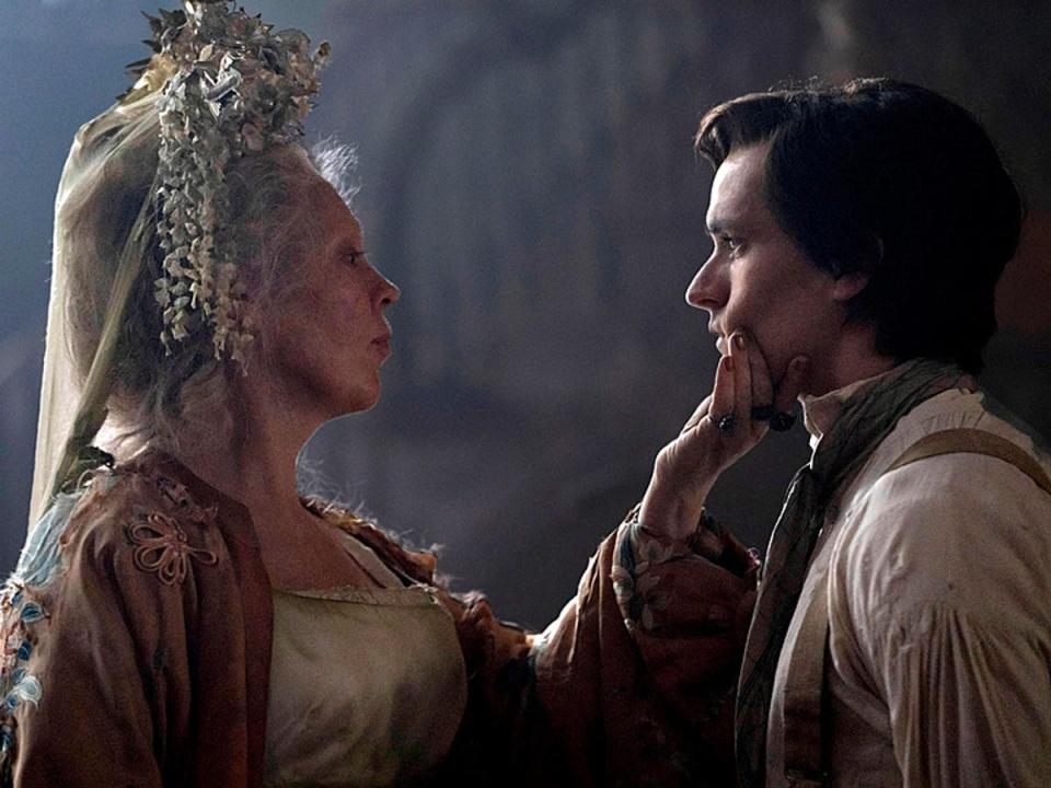 Olivia Colman as Miss Havisham and Fionn Whitehead as Pip (BBC/FX Networks/Miya Mizuno)