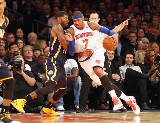 El alero de Nueva York Carmelo Anthony postea ante la oposición del jugador de Indiana Paul George, durante el partido de NBA disputado entre los Knicks y los Pacers en el Madison Square Garden de Nueva York, el 20 de noviembre de 2013 (Getty/AFP | Bruce Bennett)