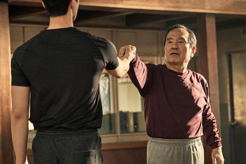 朴仁煥（右）在同名漫畫改編的韓劇《如蝶翩翩》中飾演追尋芭蕾夢的70歲老人。（Netflix提供）