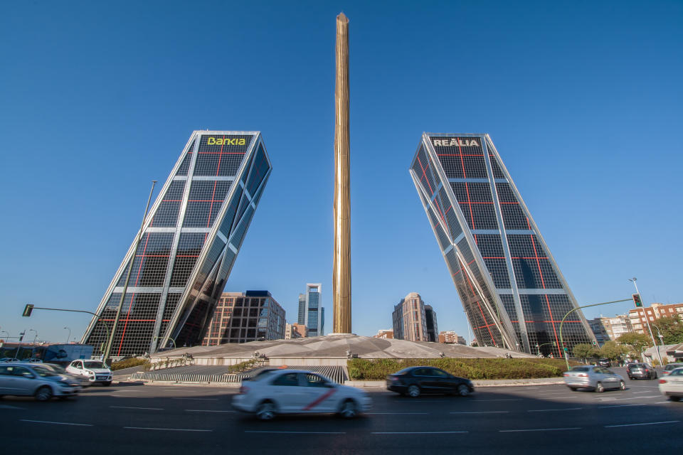 Las Torres KIO (siglas de la empresa Kuwait Investments Office, promotora de la obra) de Madrid se inauguraron en 1996 convirtiéndose en los primeros rascacielos inclinados del mundo. Conocidas también como La Puerta de Europa, están desniveladas 15 grados con respecto a la vertical. (Foto: Getty Images).