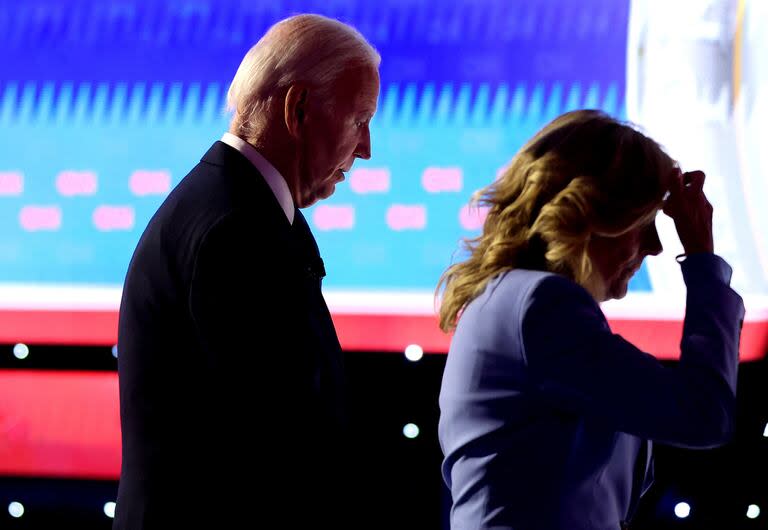 ATLANTA, GEORGIA - JUNE 27: U.S. President Joe Biden walks off with first lady Jill Biden following the CNN Presidential Debate at the CNN Studios on June 27, 2024 in Atlanta, Georgia. President Biden and Republican presidential candidate, former U.S. President Donald Trump are facing off in the first presidential debate of the 2024 campaign.   Justin Sullivan/Getty Images/AFP (Photo by JUSTIN SULLIVAN / GETTY IMAGES NORTH AMERICA / Getty Images via AFP)