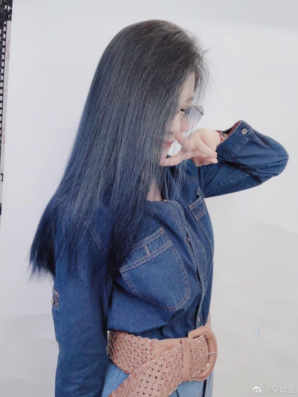 ▲吳玟萱近幾年喜歡染藍黑色，讓秀髮看起來更有光澤感。