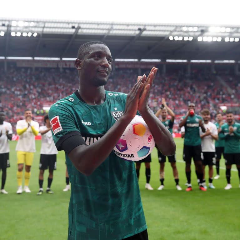 Serhou Guirassy celebra con el público de Stuttgart