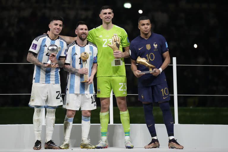 Enzo Fernández, Emiliano 'Dibu' Martinez, Lionel Messi y Kylian Mbappe, durante la entrega de los premios individuales del Mundial