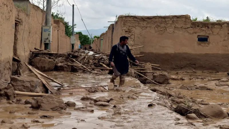 ▲阿富汗北部近日爆發山洪，已造成至少300人死亡，大量災民無家可歸，因為住家都被沖毀。（圖／美聯社／達志影像）
