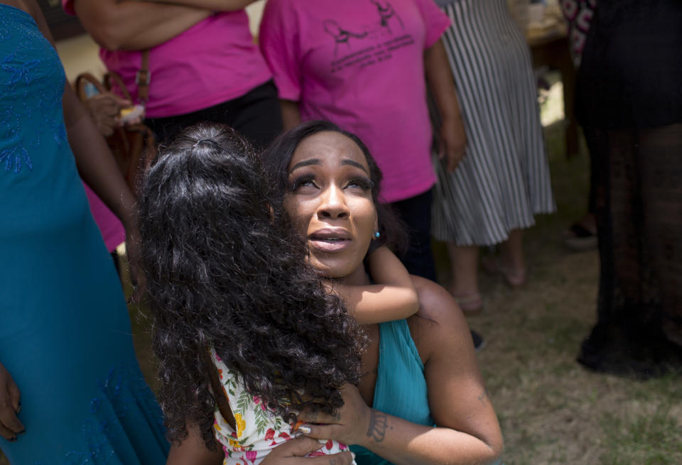 Una presa abraza a su hija durante la 13ra edición del concurso de belleza Miss Talavera Bruce en la cárcel del mismo nombre, en Río de Janeiro, Brasil, el 4 de diciembre de 2018. Las autoridades dicen que organizan el certamen porque ayuda a las reos con su autoestima y promueve la integración entre ellas. (AP Foto/Silvia Izquierdo)