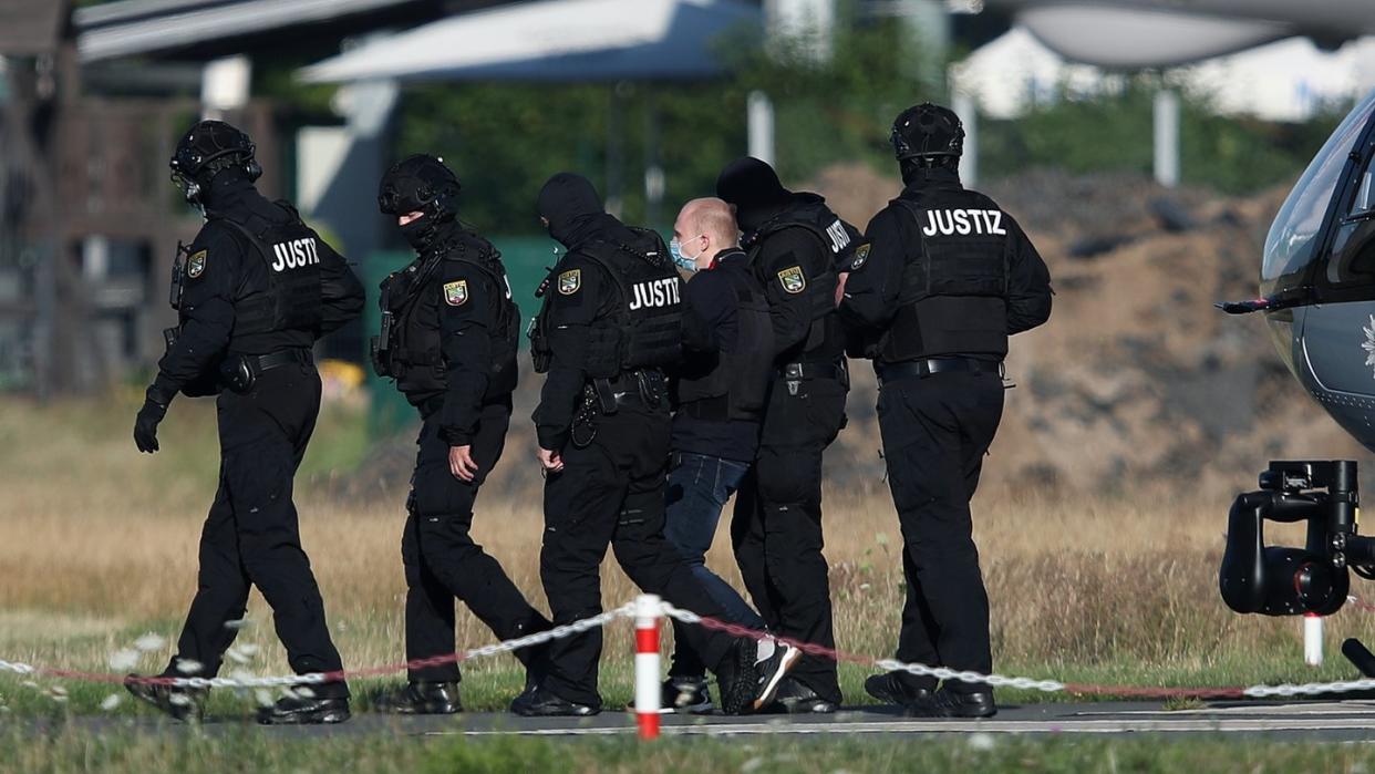 Der Angeklagte Stephan Balliet wird vor dem vierten Prozesstag von Justizbeamten aus dem Hubschrauber gebracht.