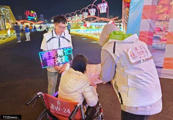 南市社會局於台灣燈會高鐵燈區提供多項無障礙服務，讓身障朋友賞燈暢遊無阻。（記者李嘉祥攝）